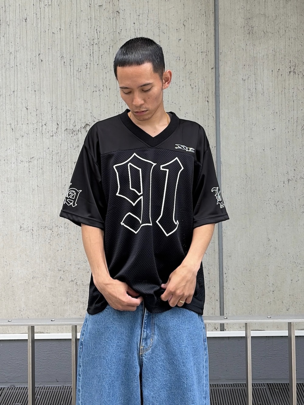 ブラック系のTシャツ/カットソー、その他のその他パンツを着用したメンズの夏コーディネートの6枚目の写真