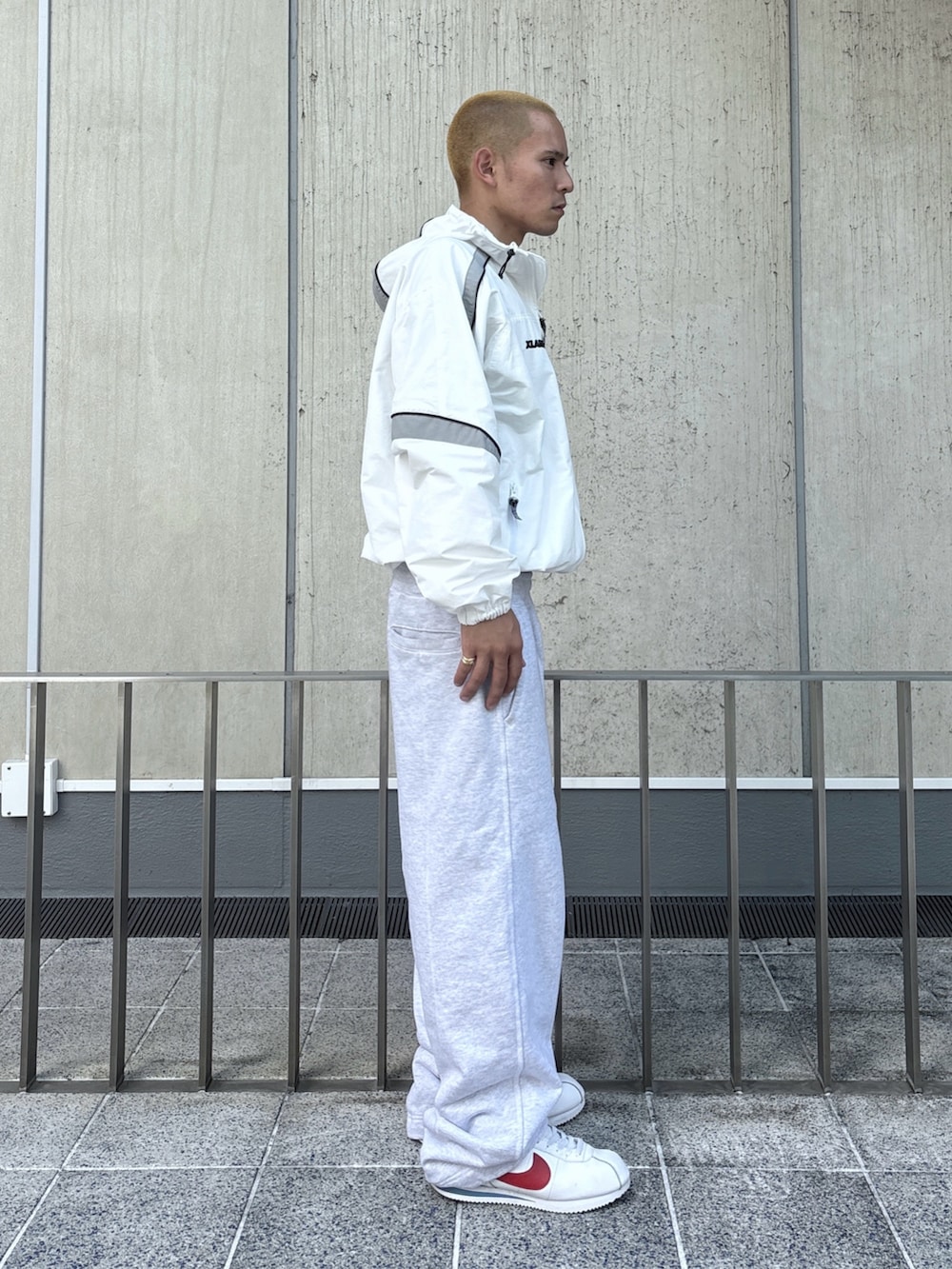 ブラック系のその他パンツ、ホワイト系のナイロンジャケットを着用したメンズの秋コーディネートの3枚目の写真