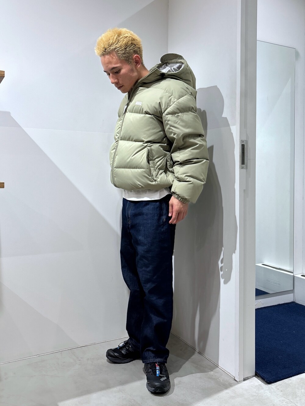 その他のダウンジャケット/コート、ブラック系のその他パンツを着用したメンズの冬コーディネートの3枚目の写真