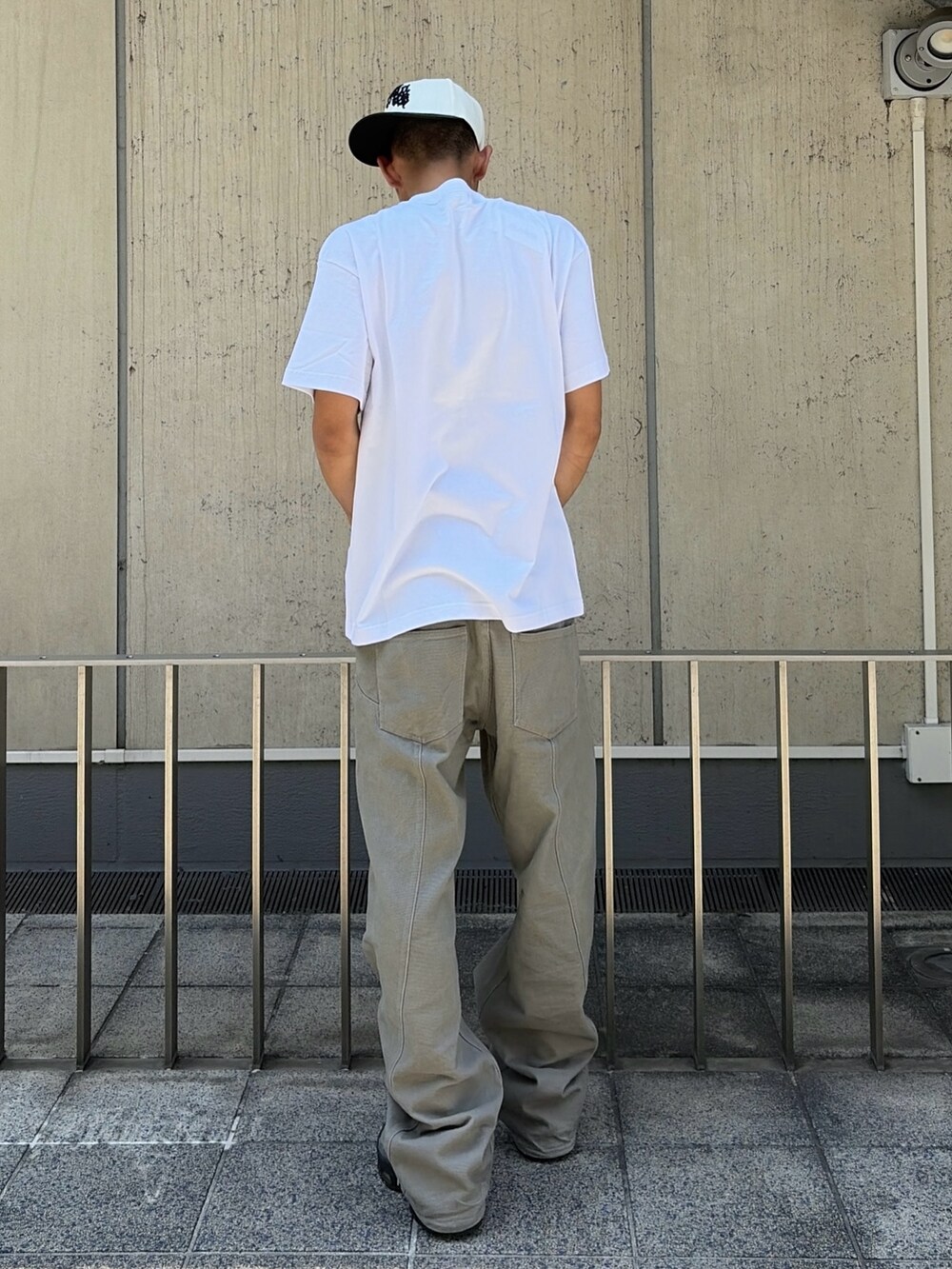 ホワイト系のTシャツ/カットソー、グレー系のその他パンツ、ホワイト系のキャップを着用したメンズの夏コーディネートの5枚目の写真