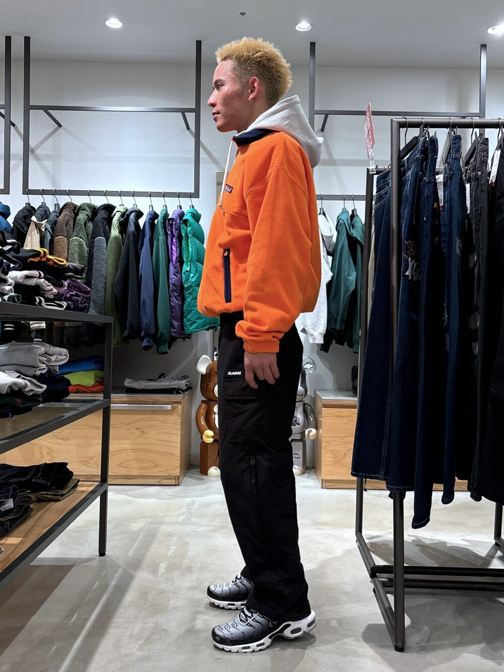 オレンジ系のブルゾン、ブラック系のその他パンツを着用したメンズの冬コーディネートの2枚目の写真