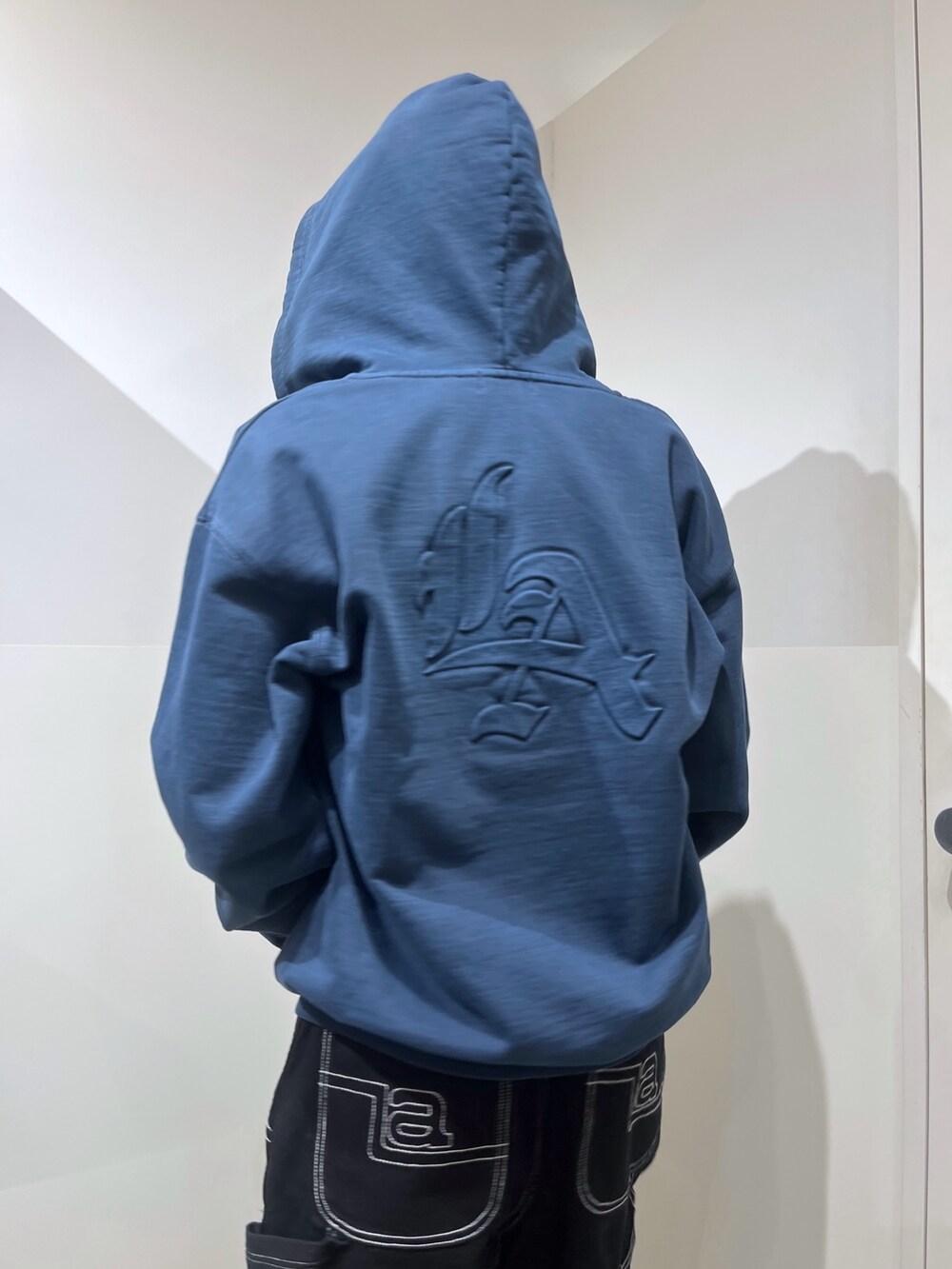 ブルー系のパーカー、ブラウン系のその他パンツを着用したメンズの冬コーディネートの7枚目の写真