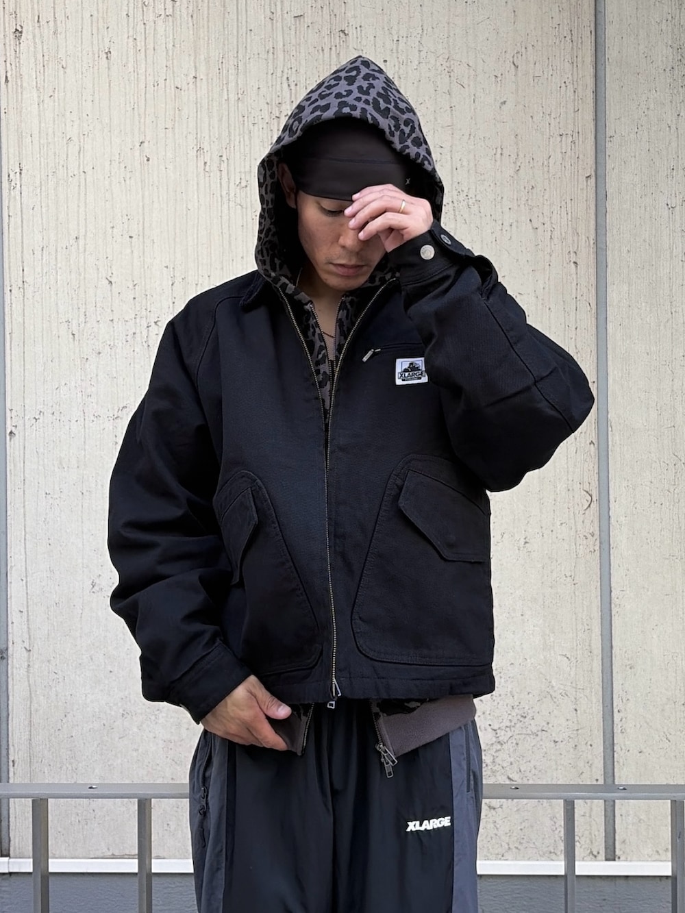 ホワイト系のパーカー、ブラック系のブルゾン、レッド系のその他パンツを着用したメンズの秋コーディネートの7枚目の写真