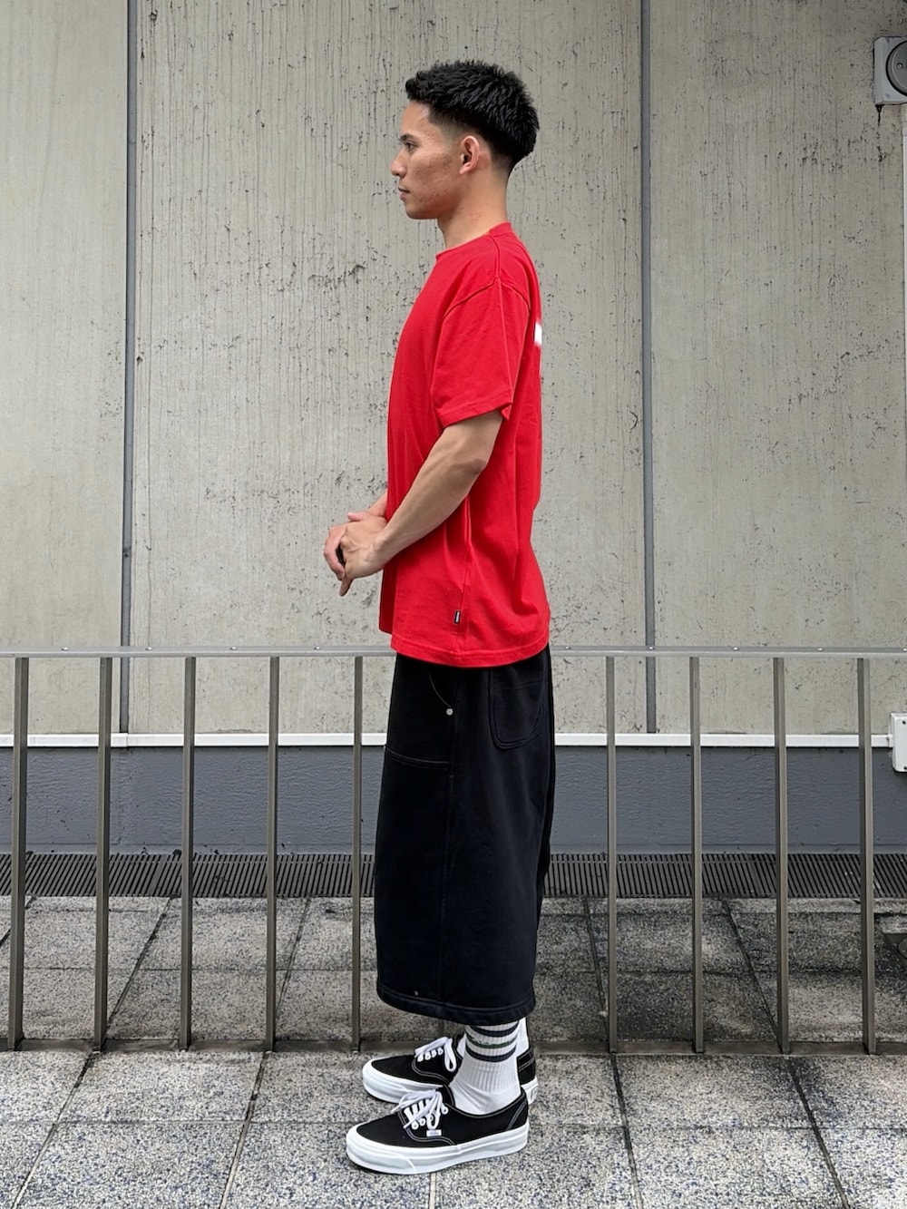 レッド系のTシャツ/カットソー、グレー系のスウェットパンツを着用したメンズの夏コーディネートの3枚目の写真