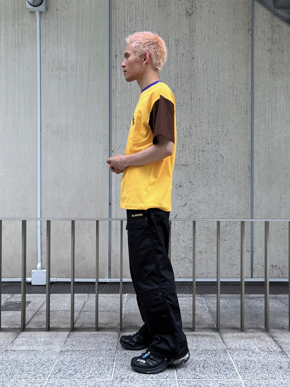 ブラック系のその他パンツ、イエロー系のTシャツ/カットソーを着用したメンズの春コーディネートの3枚目の写真