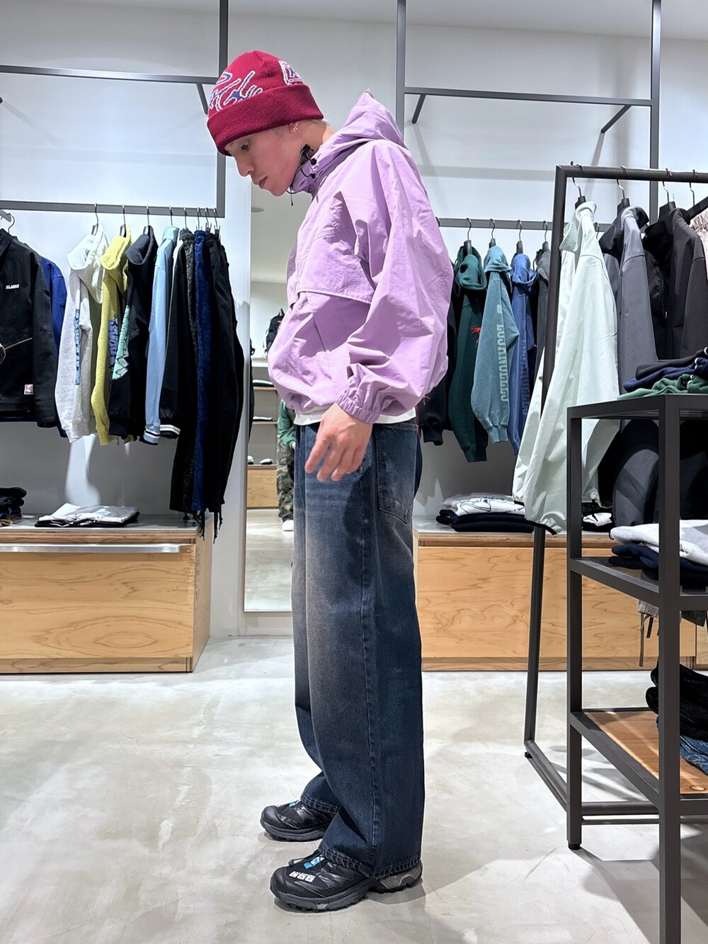 パープル系のブルゾン、ブルー系のデニムパンツ、ブルー系のニットキャップ/ビーニーを着用したメンズの春コーディネートの2枚目の写真