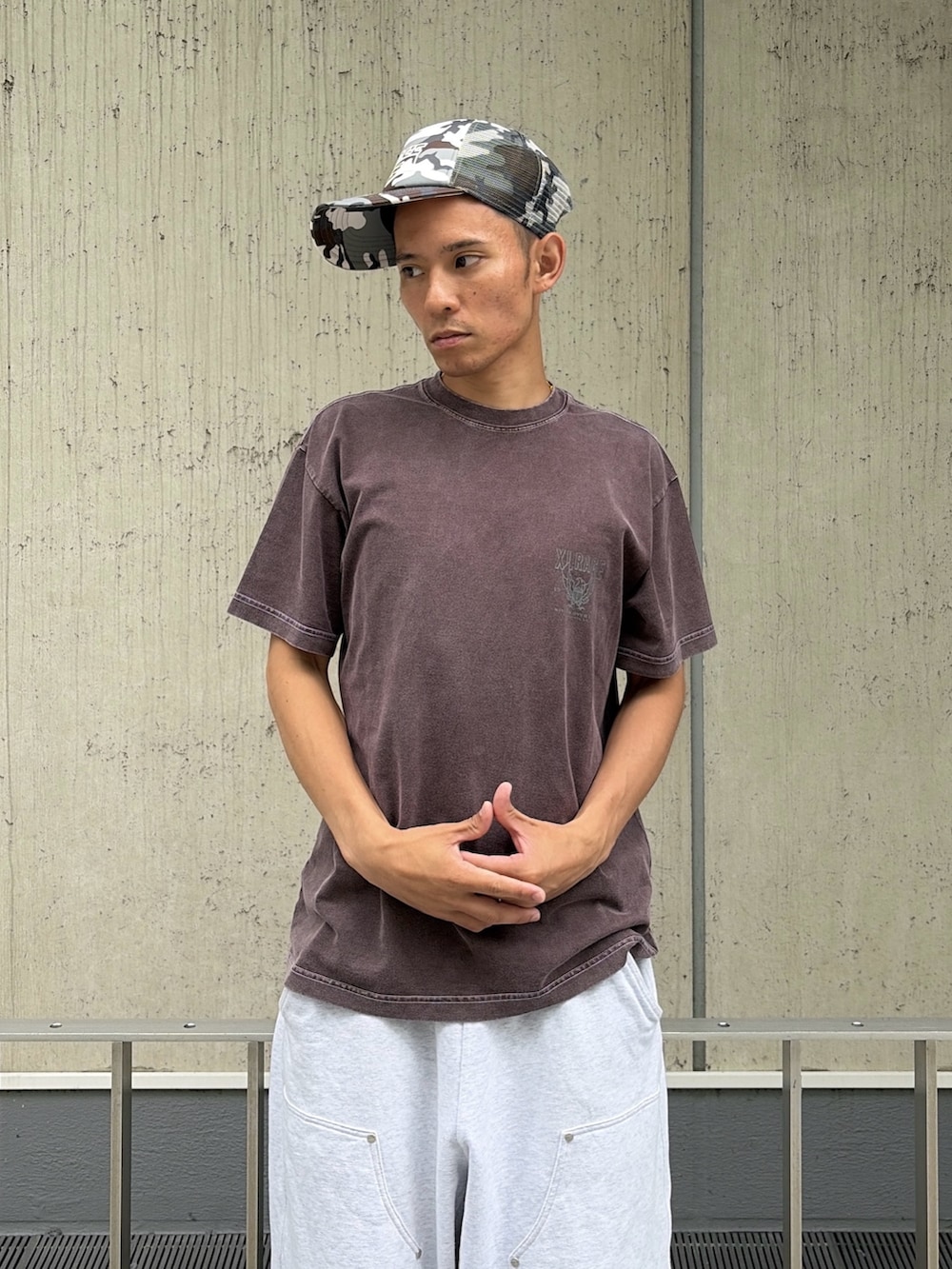 ブラウン系のTシャツ/カットソー、グレー系のスウェットパンツ、その他のキャップを着用したメンズの夏コーディネートの7枚目の写真