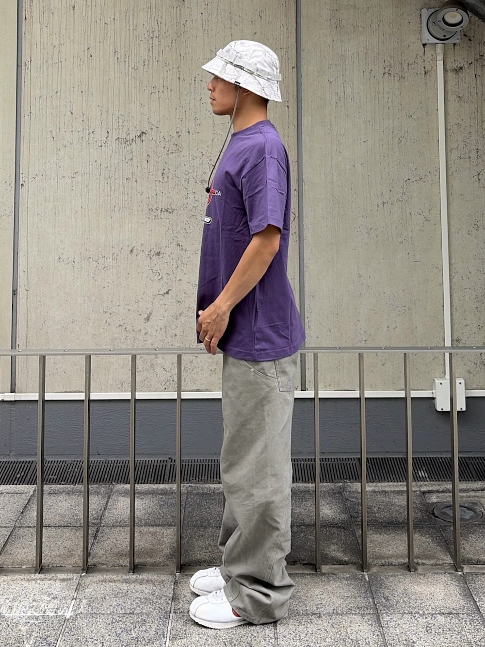 パープル系のTシャツ/カットソー、グレー系のその他パンツ、その他のハットを着用したメンズの夏コーディネートの2枚目の写真