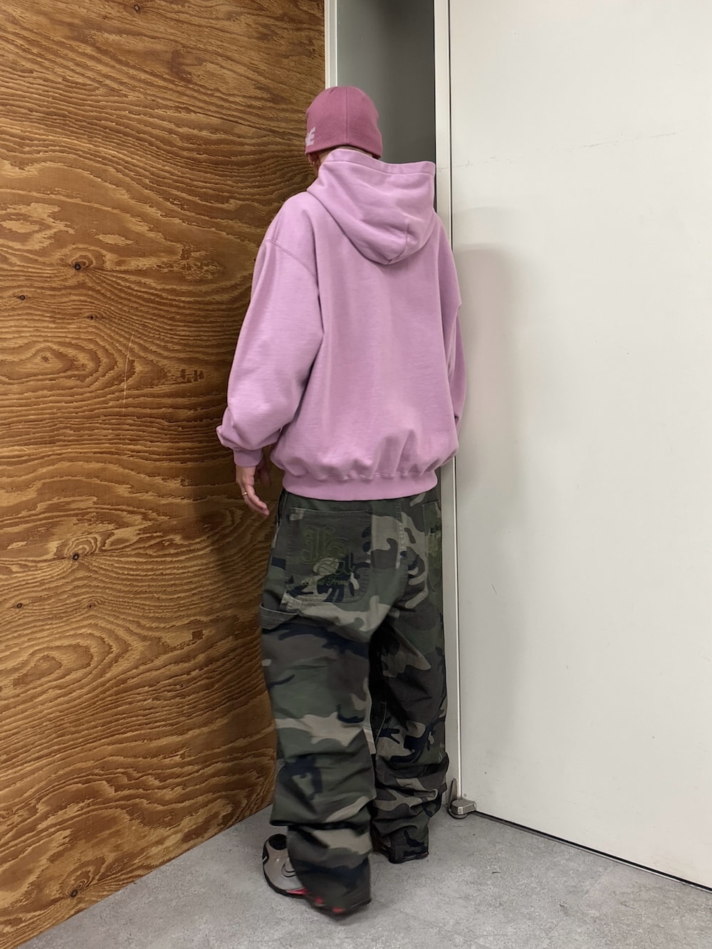 ピンク系のパーカー、その他のその他パンツ、ピンク系のニットキャップ/ビーニーを着用したメンズの冬コーディネートの3枚目の写真