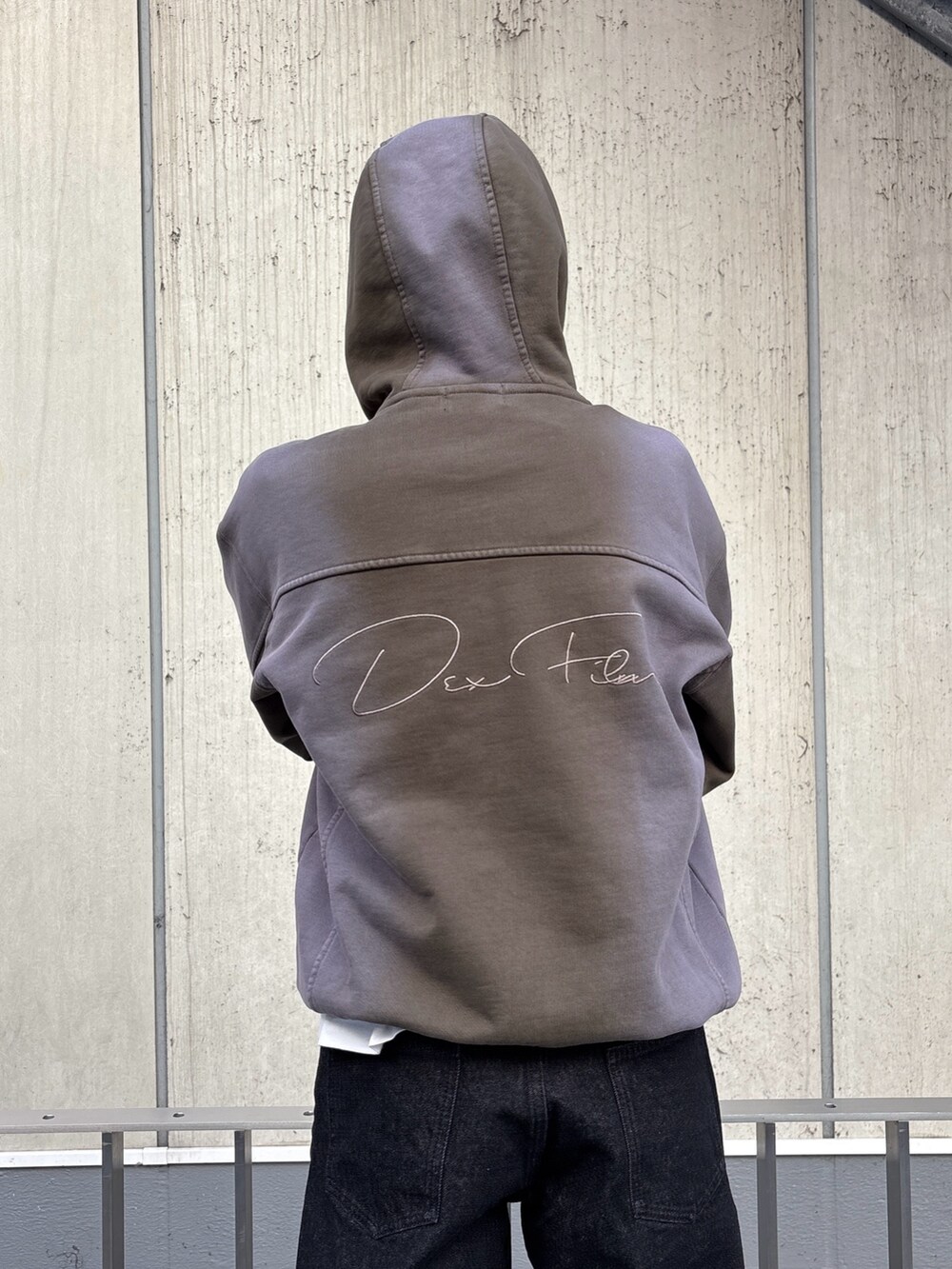 ブラック系のパーカー、ブラック系のデニムパンツを着用したメンズの冬コーディネートの6枚目の写真