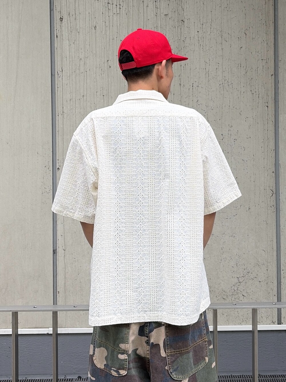 ホワイト系のシャツ/ブラウス、その他のその他パンツ、レッド系のキャップを着用したメンズの夏コーディネートの7枚目の写真