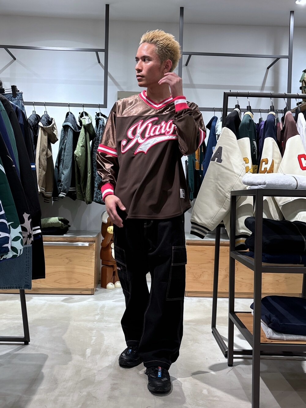 ブラウン系のシャツ/ブラウス、ブラック系のカーゴパンツを着用したメンズの冬コーディネートの2枚目の写真