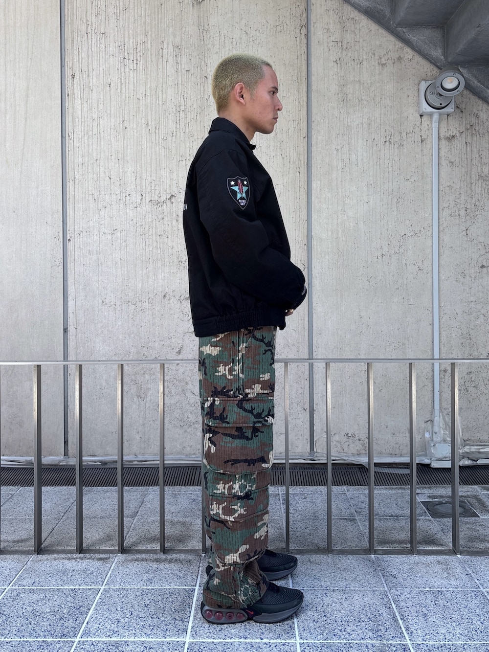 ブラック系のブルゾン、その他のカーゴパンツを着用したメンズの春コーディネートの3枚目の写真