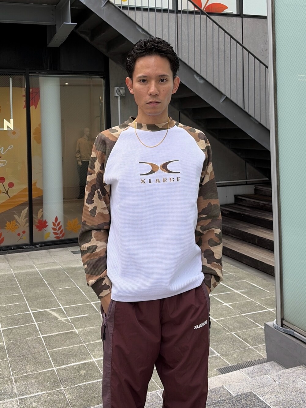 ホワイト系のTシャツ/カットソー、ブラック系のシャツ/ブラウス、レッド系のその他パンツを着用したメンズの秋コーディネートの9枚目の写真
