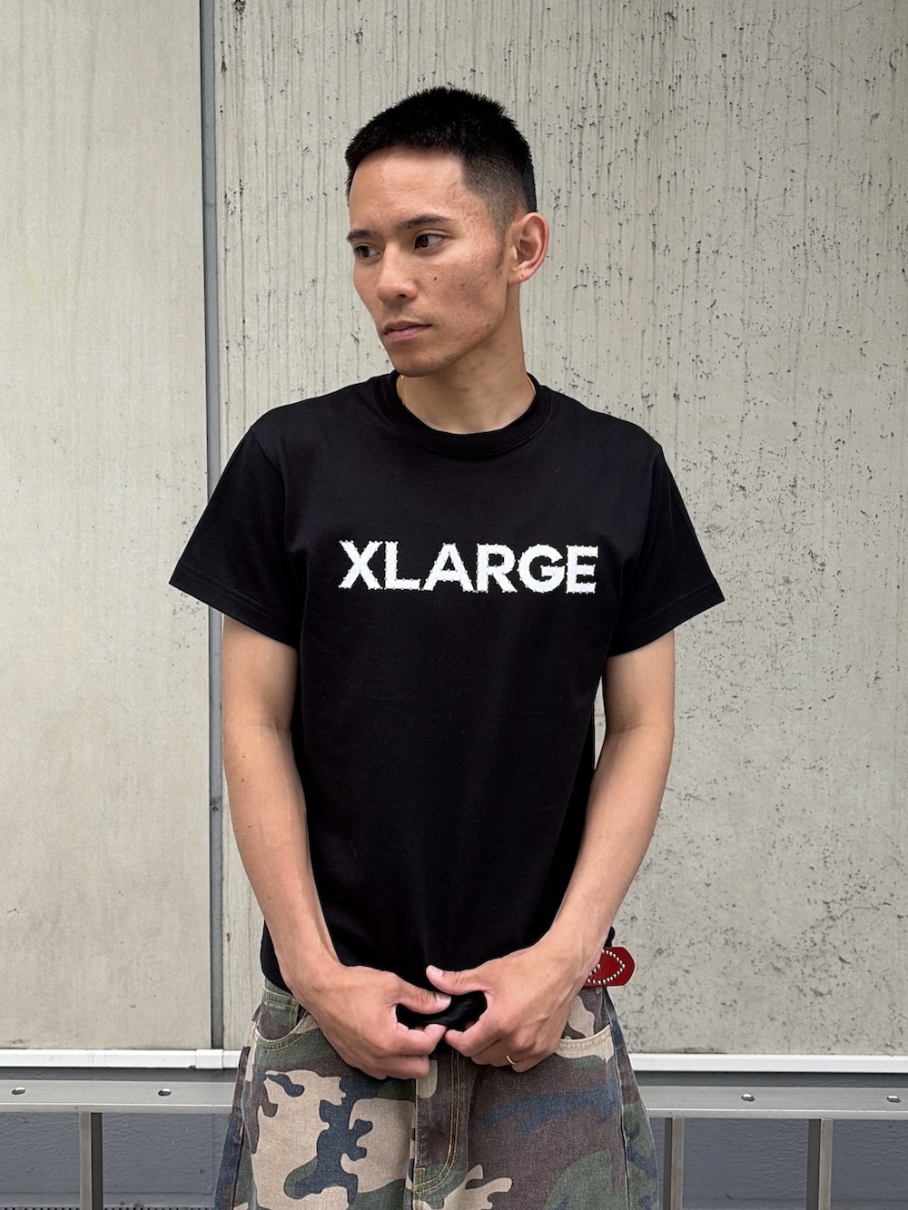 ピンク系のTシャツ/カットソー、その他のその他パンツを着用したメンズの夏コーディネートの5枚目の写真