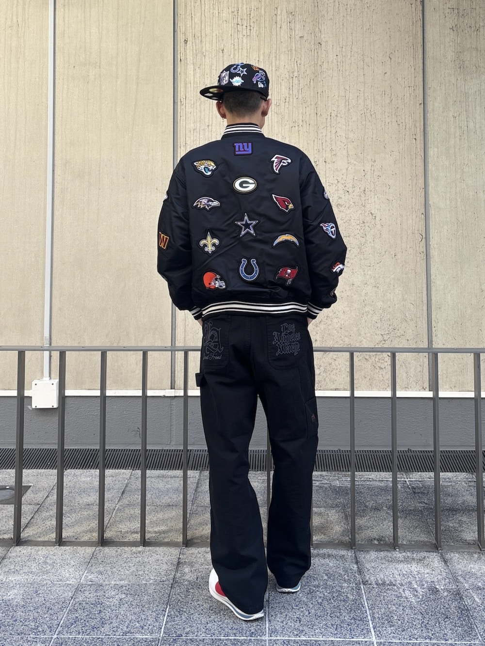 ブラック系のブルゾン、ブラック系のその他パンツ、ブラック系のキャップを着用したメンズの冬コーディネートの4枚目の写真