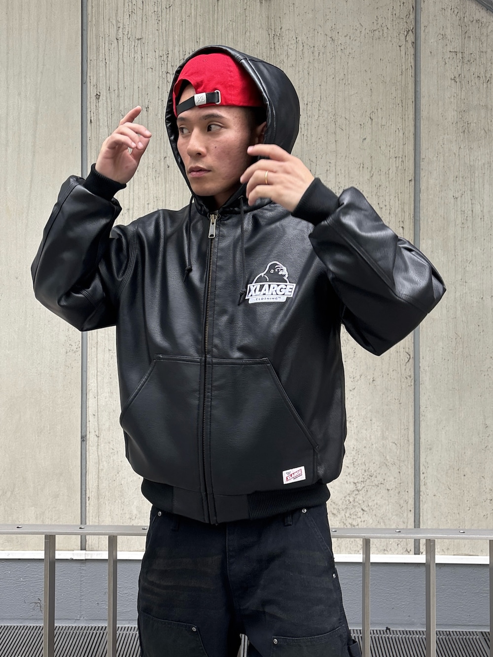 ブラック系のその他アウター、ブラウン系のその他パンツ、レッド系のキャップを着用したメンズの冬コーディネートの7枚目の写真