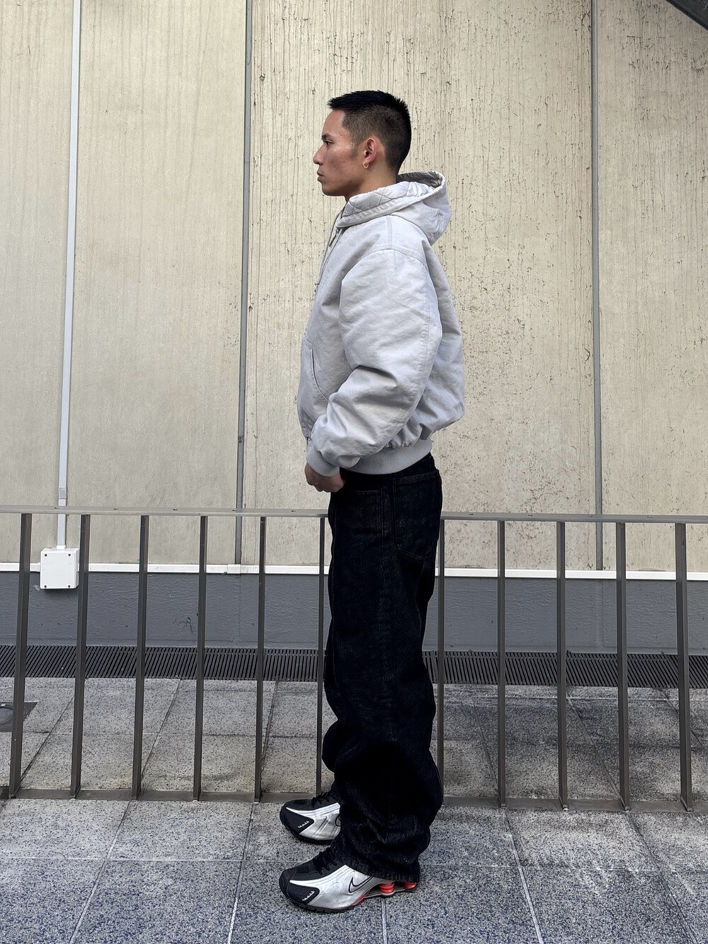 その他のブルゾン、ブラック系のデニムパンツを着用したメンズの冬コーディネートの2枚目の写真