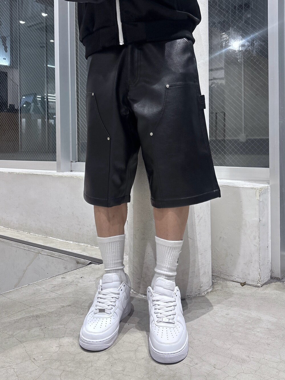 ブラック系のブルゾンを着用したメンズの秋コーディネートの7枚目の写真