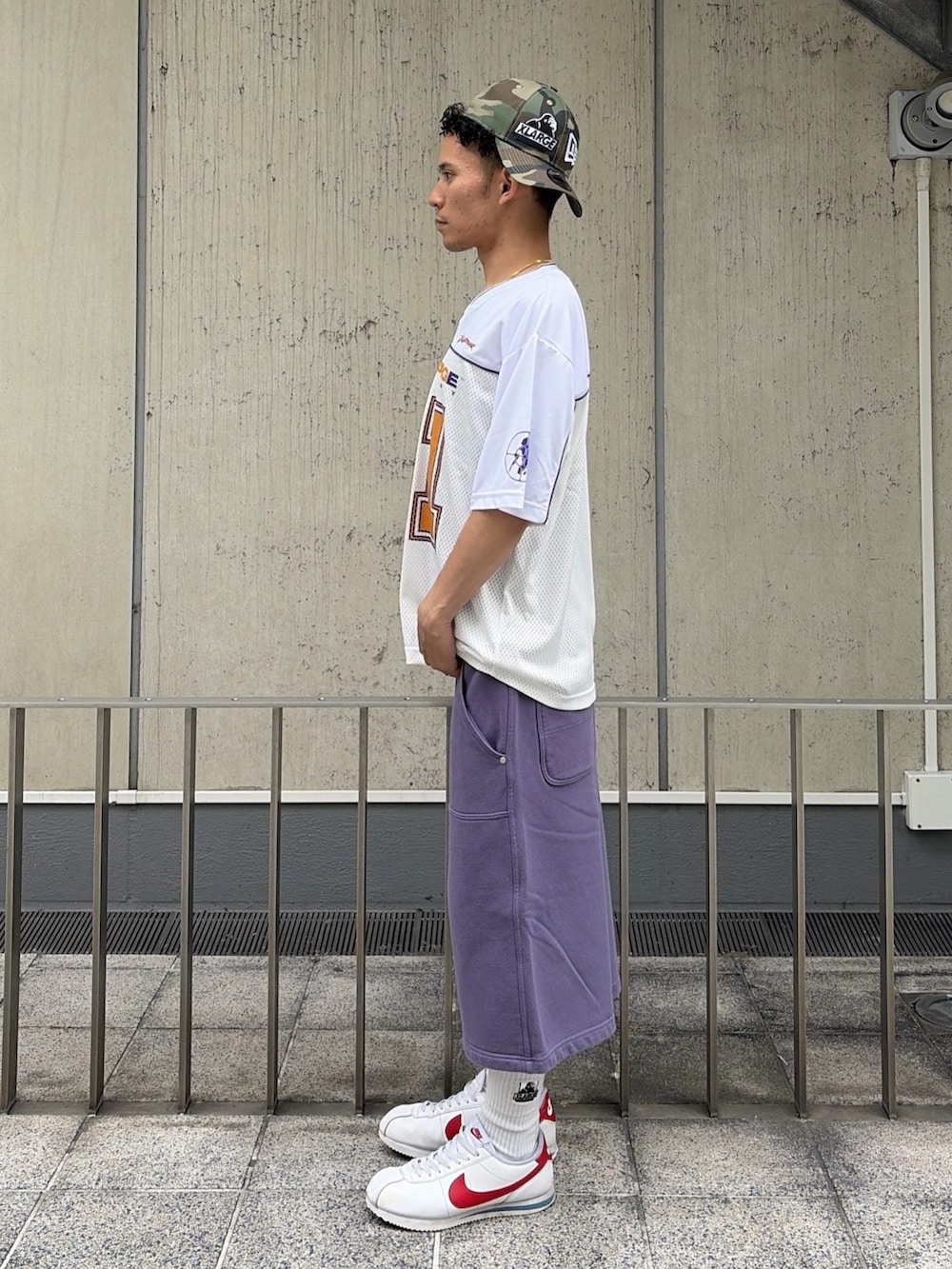ホワイト系のTシャツ/カットソー、グレー系のスウェットパンツ、その他のキャップを着用したメンズの夏コーディネートの2枚目の写真