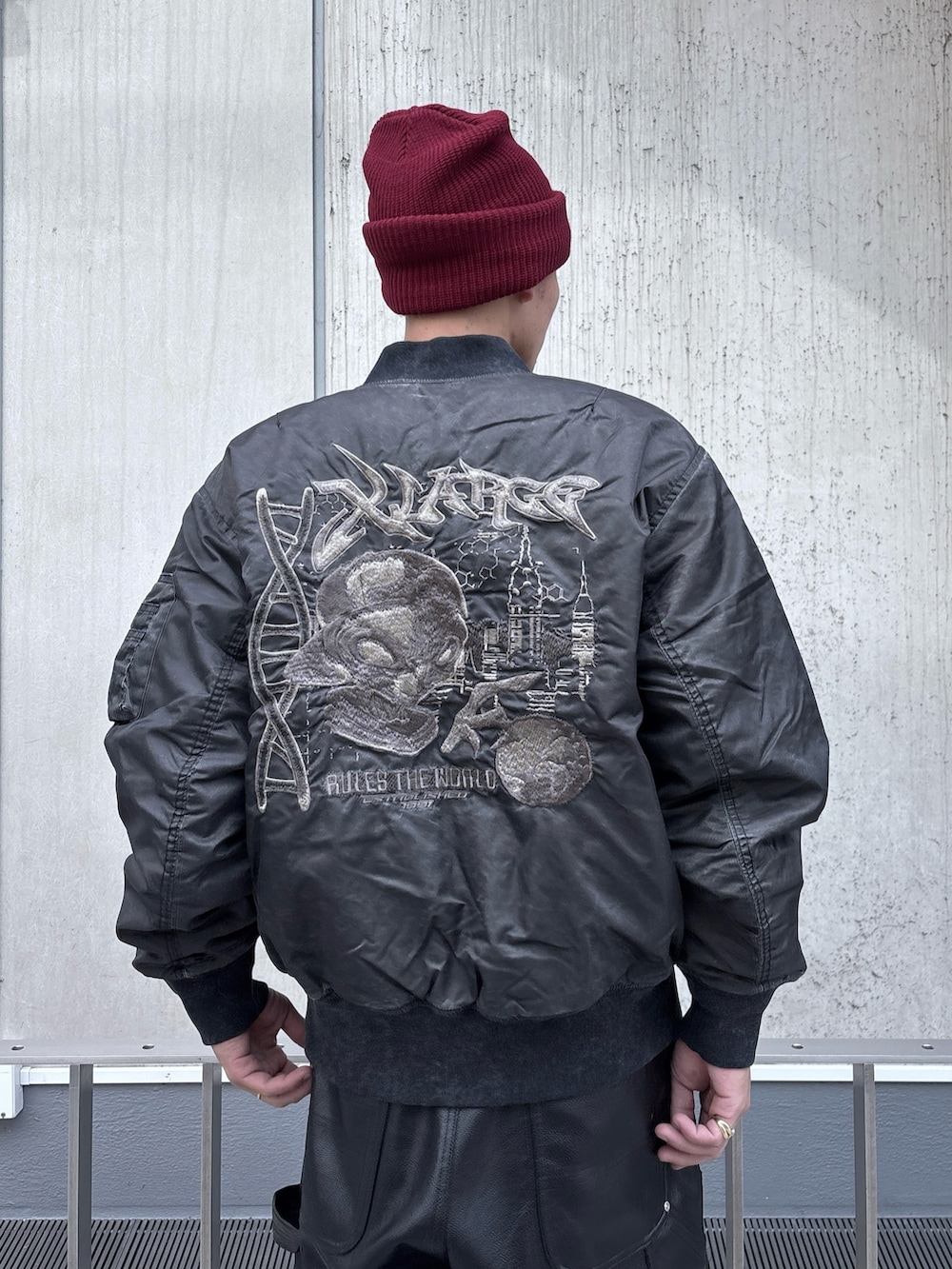 ブラック系のMA-1を着用したメンズの秋コーディネートの6枚目の写真