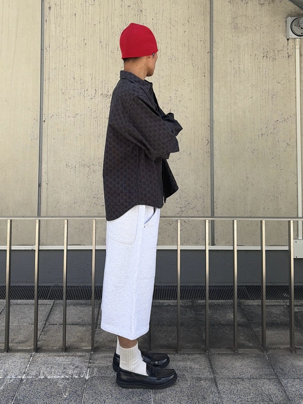 グレー系のスウェットパンツ、ブラック系のシャツ/ブラウス、レッド系のニットキャップ/ビーニーを着用したメンズの夏コーディネートの5枚目の写真