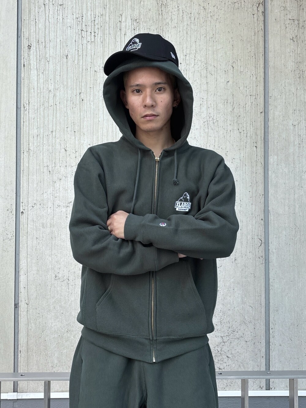 グリーン系のパーカー、グリーン系のスウェットパンツ、ブラック系のキャップを着用したメンズの秋コーディネートの10枚目の写真