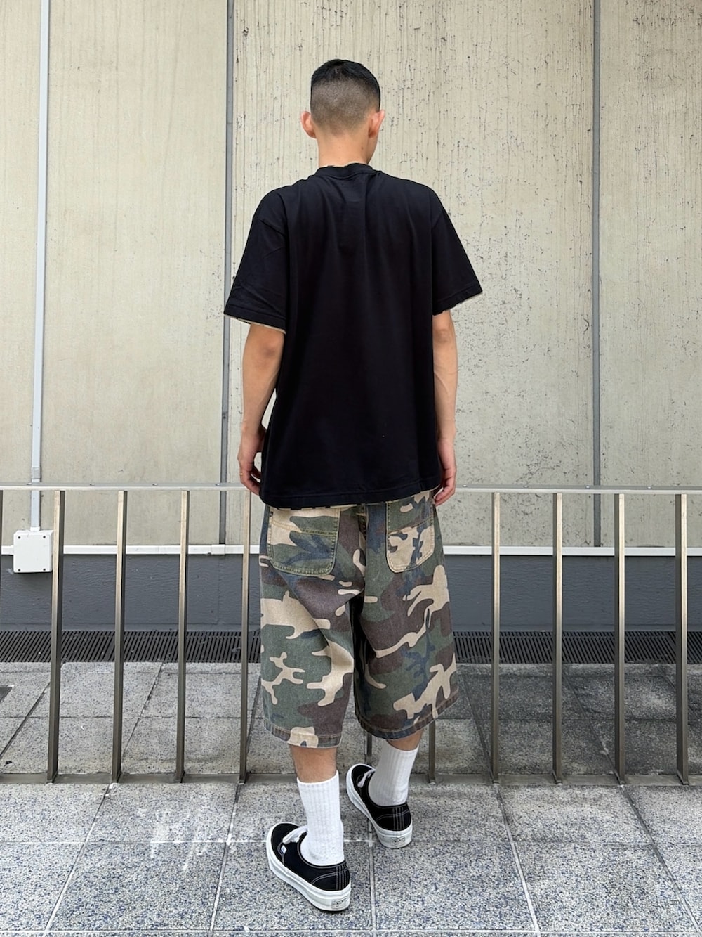 ブラック系のTシャツ/カットソー、その他のその他パンツを着用したメンズの夏コーディネートの4枚目の写真