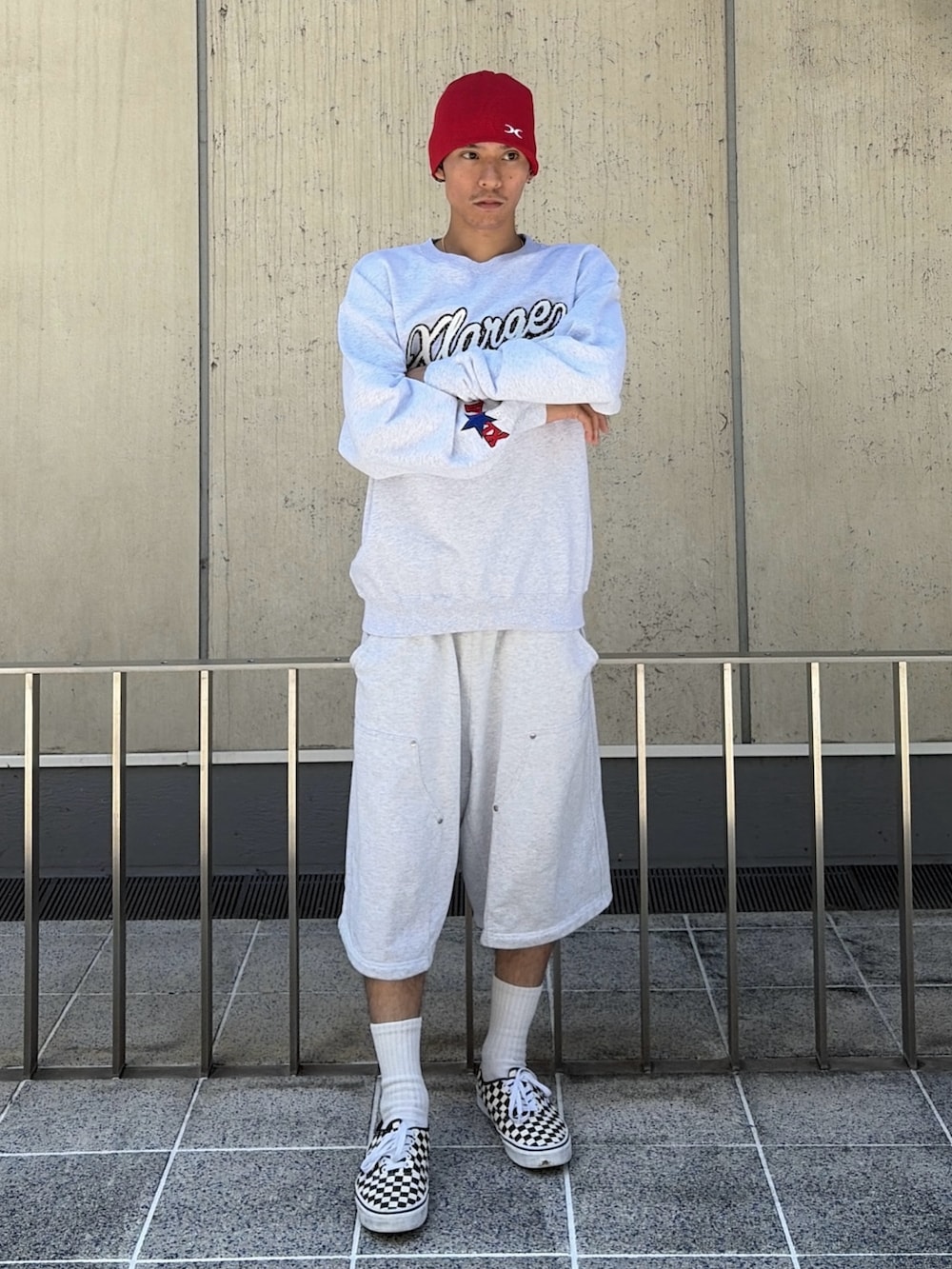 グレー系のスウェット、グレー系のスウェットパンツ、レッド系のニットキャップ/ビーニーを着用したメンズの夏コーディネートの2枚目の写真
