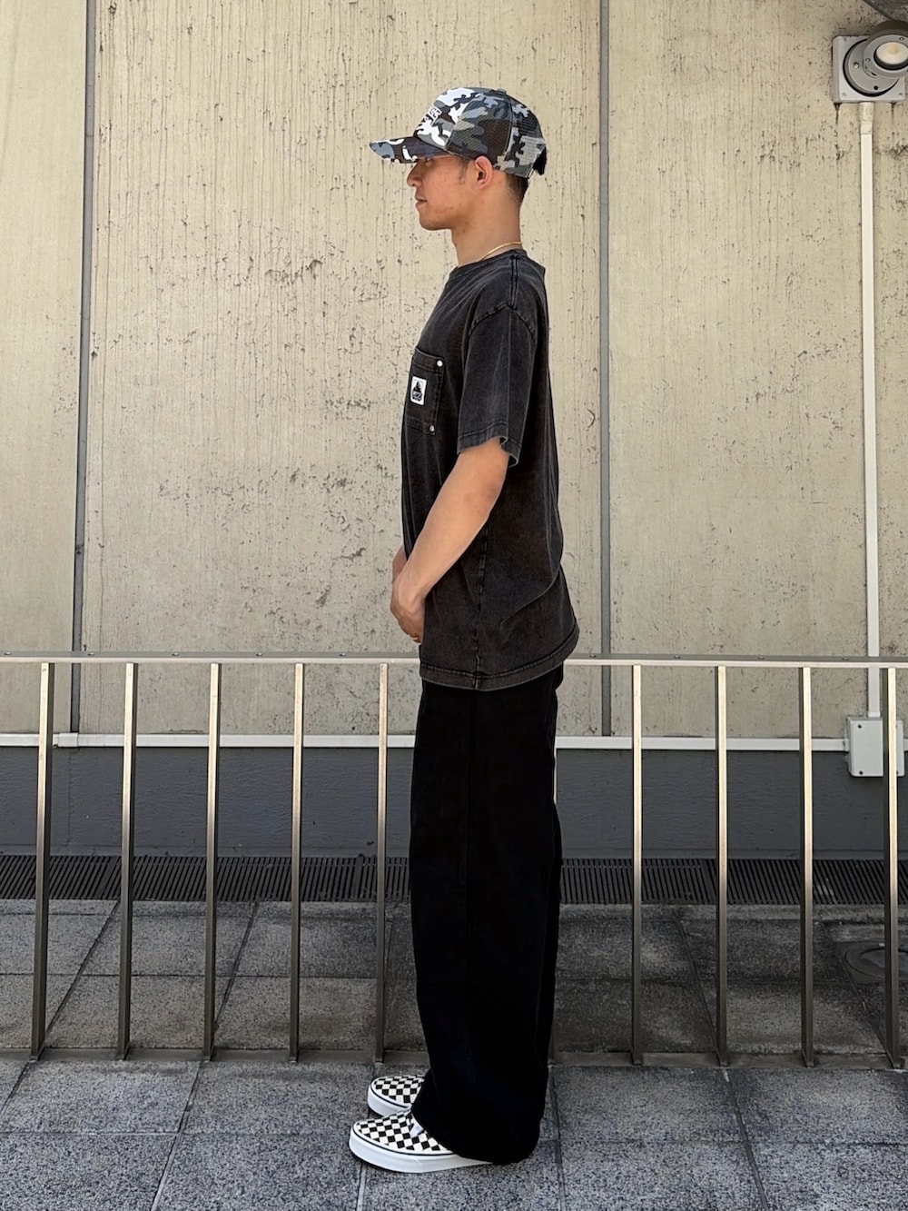 ブラック系のTシャツ/カットソー、ブラック系のその他パンツ、その他のキャップを着用したメンズの夏コーディネートの2枚目の写真