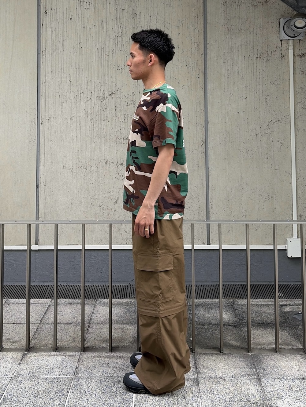 その他のTシャツ/カットソーを着用したメンズの夏コーディネートの2枚目の写真