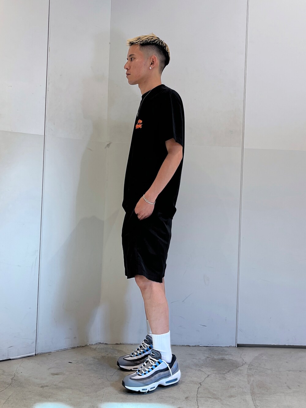 ブラウン系のその他パンツを着用したメンズの夏コーディネートの2枚目の写真