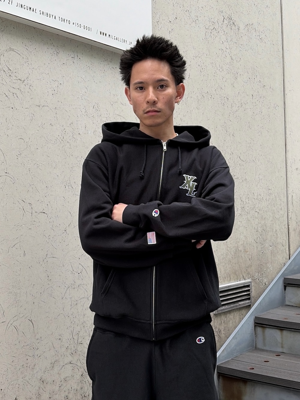 ブラック系のパーカー、ブラック系のスウェットパンツを着用したメンズの春コーディネートの5枚目の写真