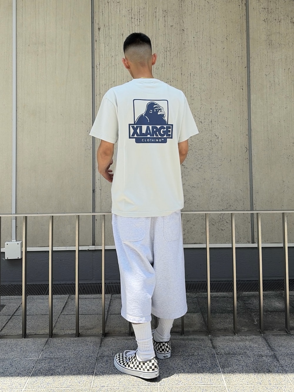 グレー系のTシャツ/カットソー、グレー系のスウェットパンツを着用したメンズの夏コーディネートの4枚目の写真