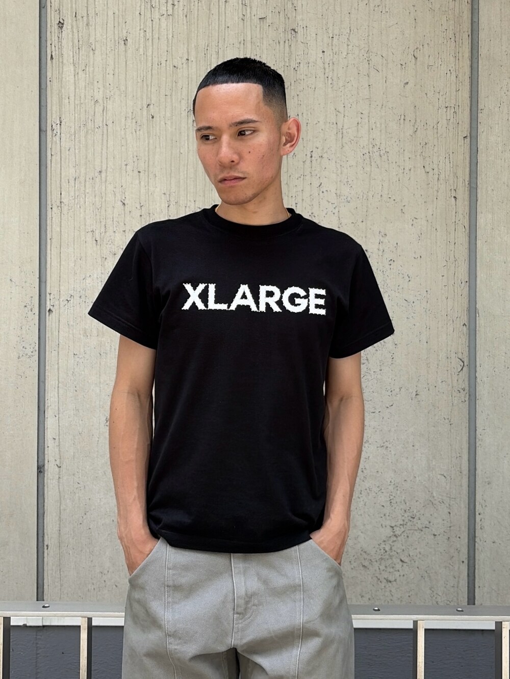 ピンク系のTシャツ/カットソー、グレー系のその他パンツを着用したメンズの夏コーディネートの5枚目の写真