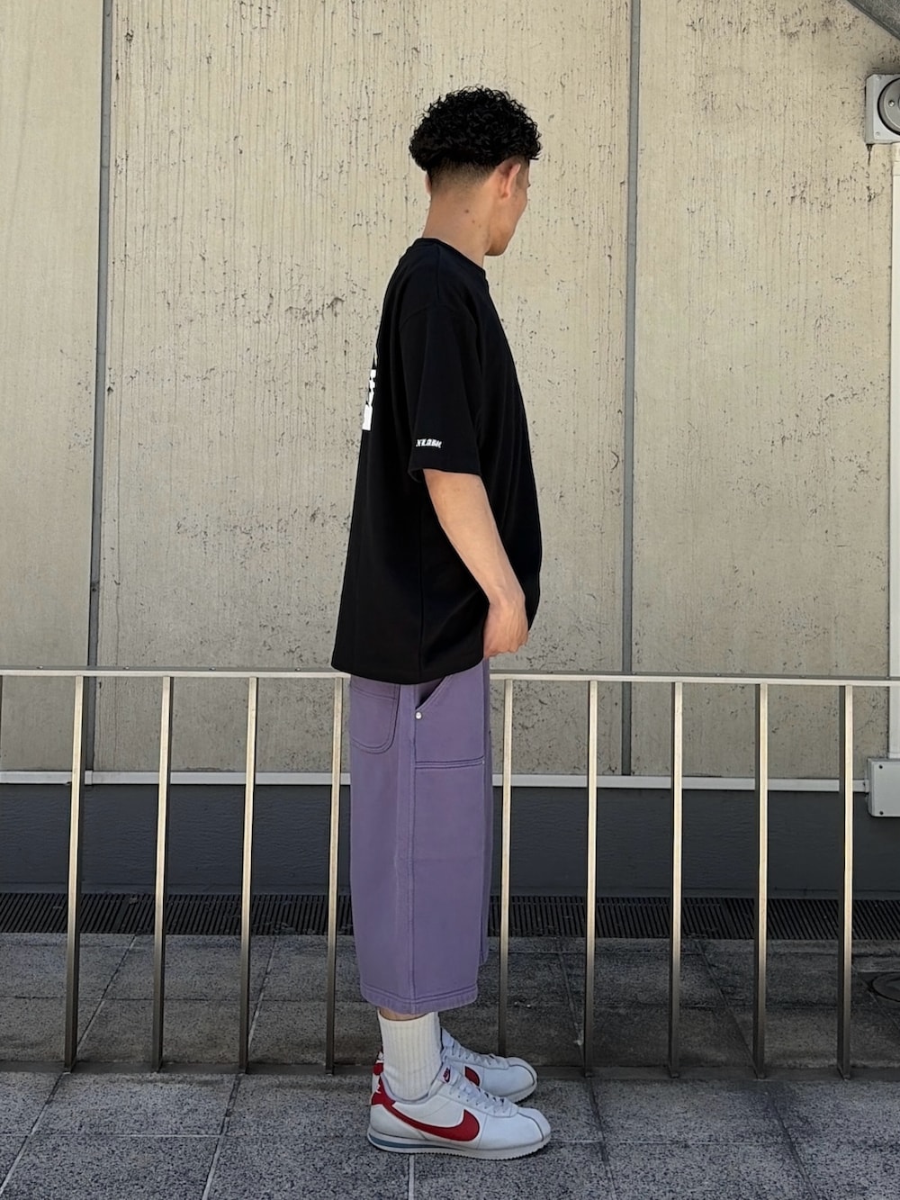 ホワイト系のTシャツ/カットソー、グレー系のスウェットパンツを着用したメンズの夏コーディネートの3枚目の写真