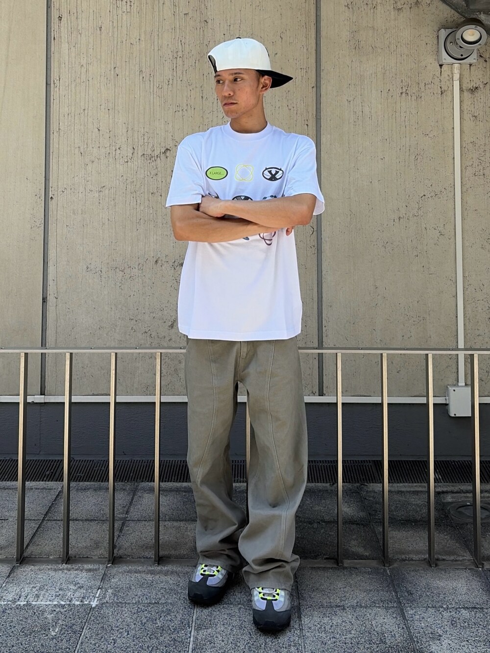 ホワイト系のTシャツ/カットソー、グレー系のその他パンツ、ホワイト系のキャップを着用したメンズの夏コーディネートの2枚目の写真