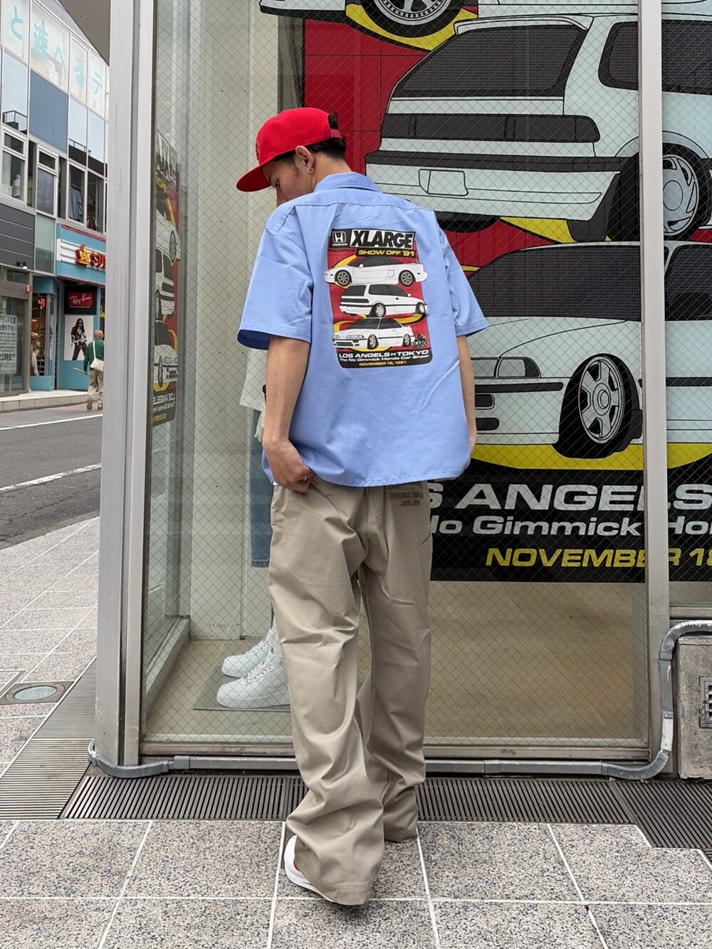 ブルー系のシャツ/ブラウス、ホワイト系のTシャツ/カットソー、グリーン系のその他パンツを着用したメンズの春コーディネートの4枚目の写真