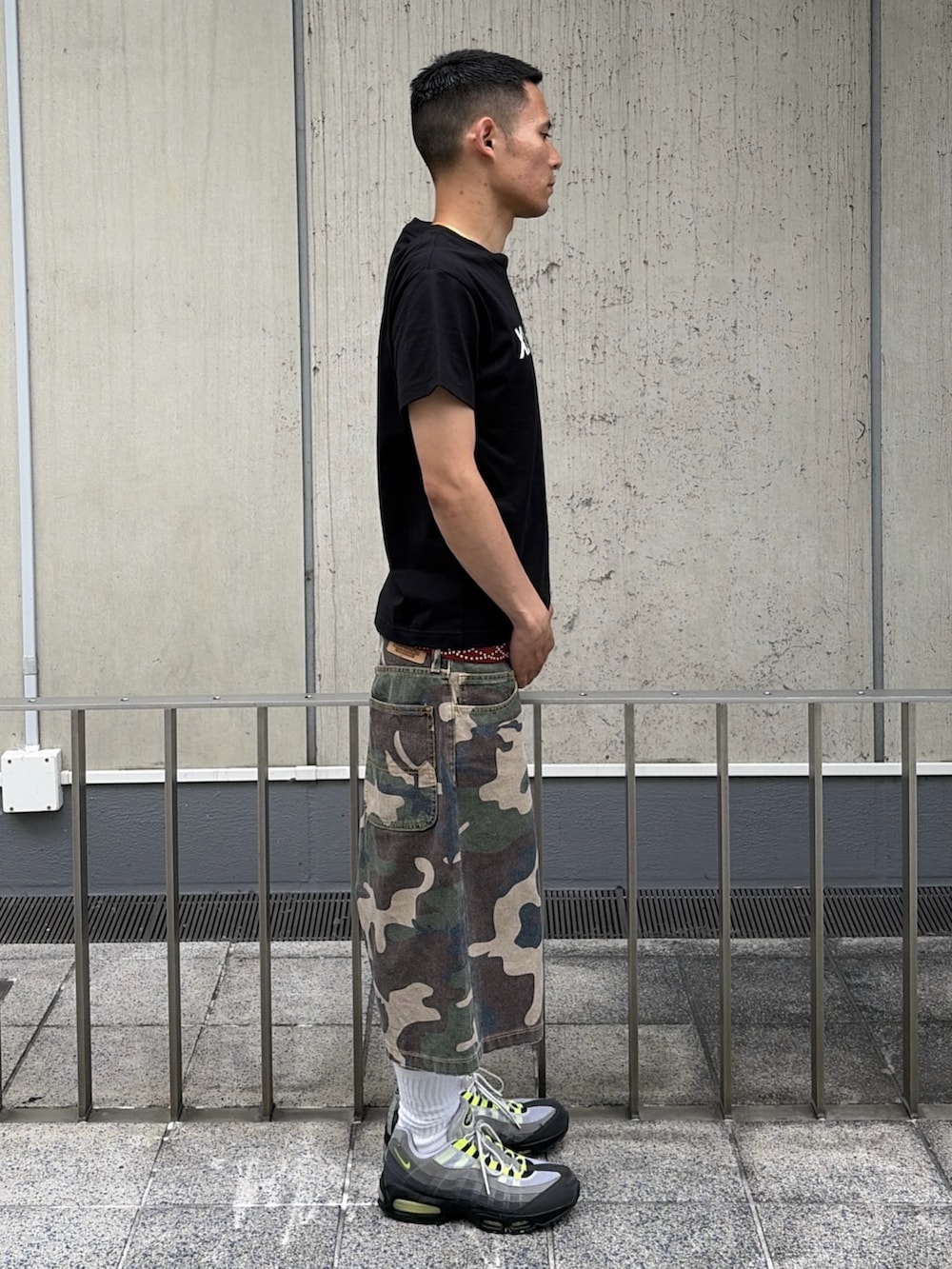 ピンク系のTシャツ/カットソー、その他のその他パンツを着用したメンズの夏コーディネートの3枚目の写真