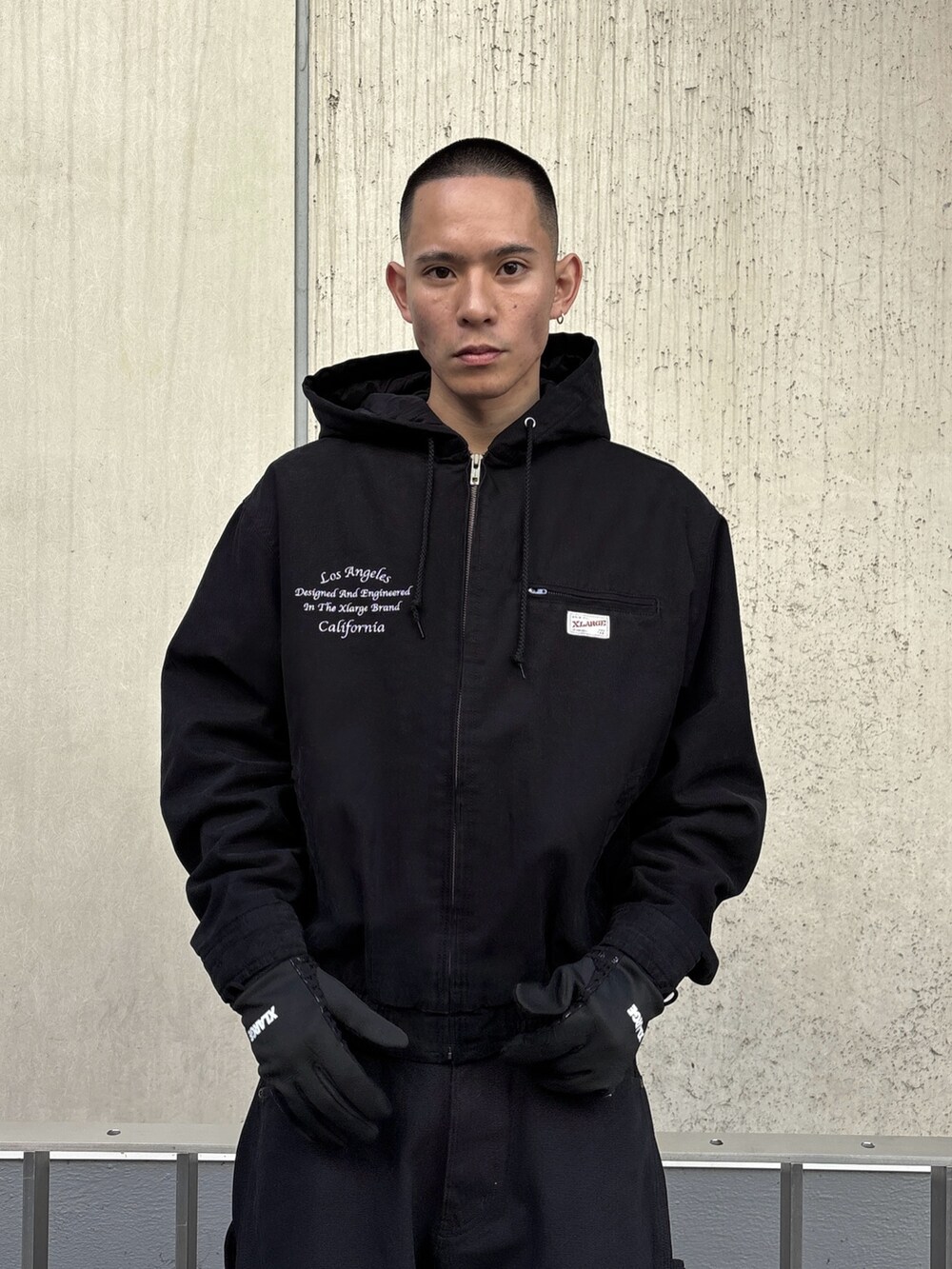 ブラック系のその他アウター、ブラック系のその他パンツ、ブラック系の手袋を着用したメンズの秋コーディネートの5枚目の写真