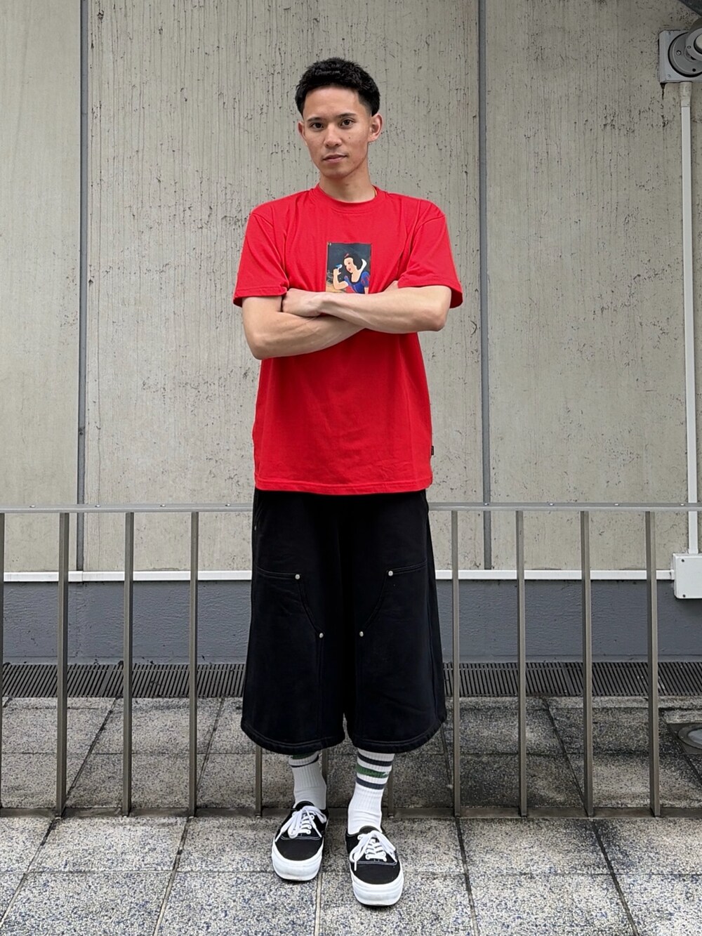 レッド系のTシャツ/カットソー、グレー系のスウェットパンツを着用したメンズの夏コーディネートの2枚目の写真