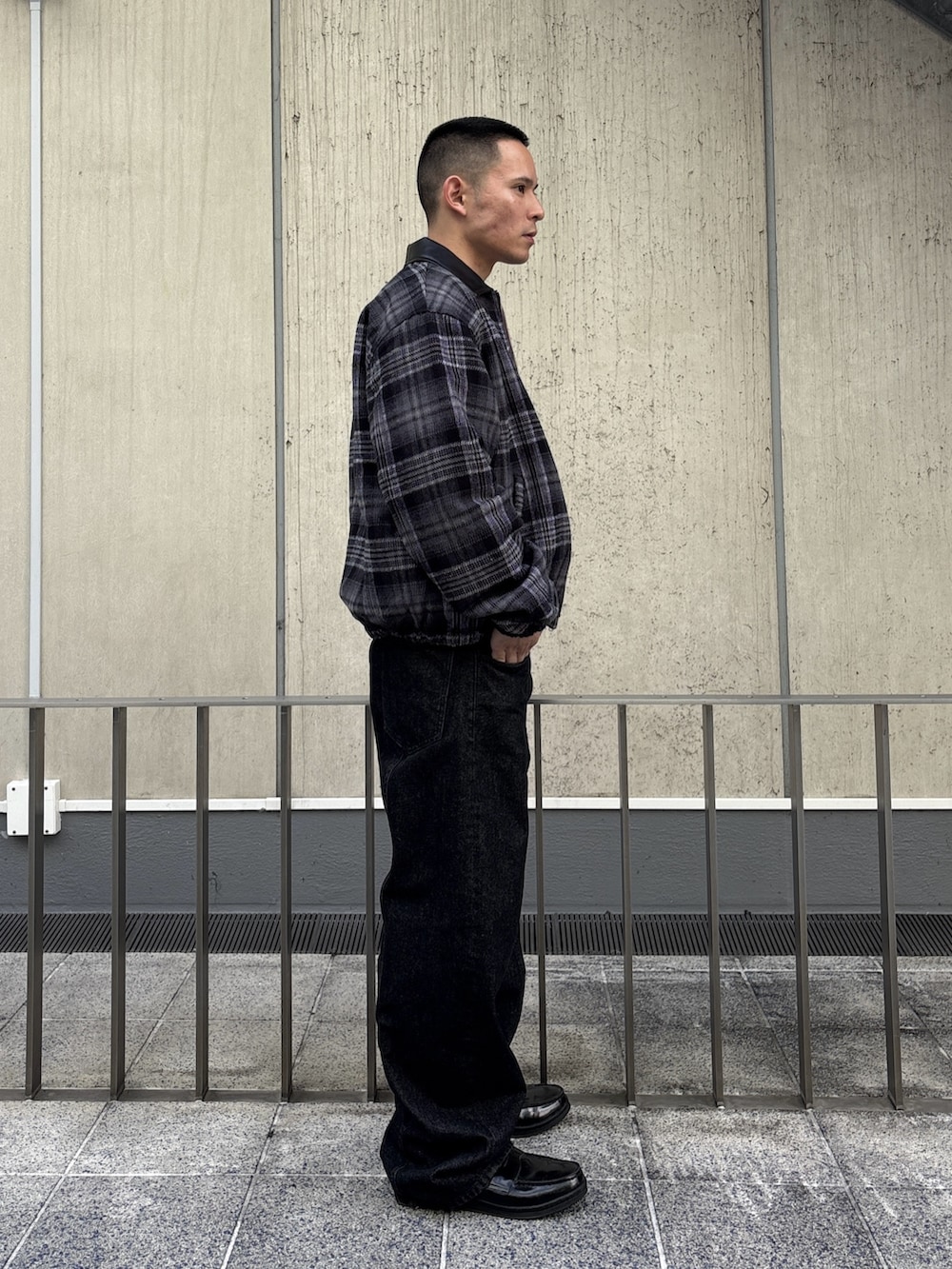 ブラウン系のその他アウター、ブラック系のデニムパンツを着用したメンズの冬コーディネートの4枚目の写真