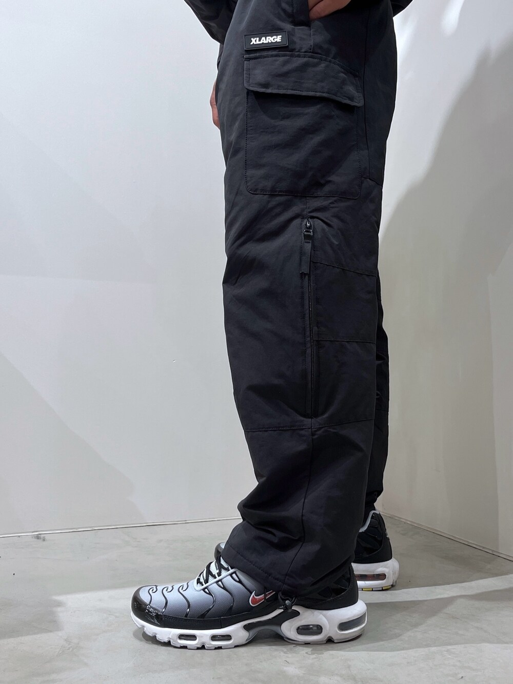 ブラック系のその他パンツ、グレー系のその他アウターを着用したメンズの冬コーディネートの9枚目の写真