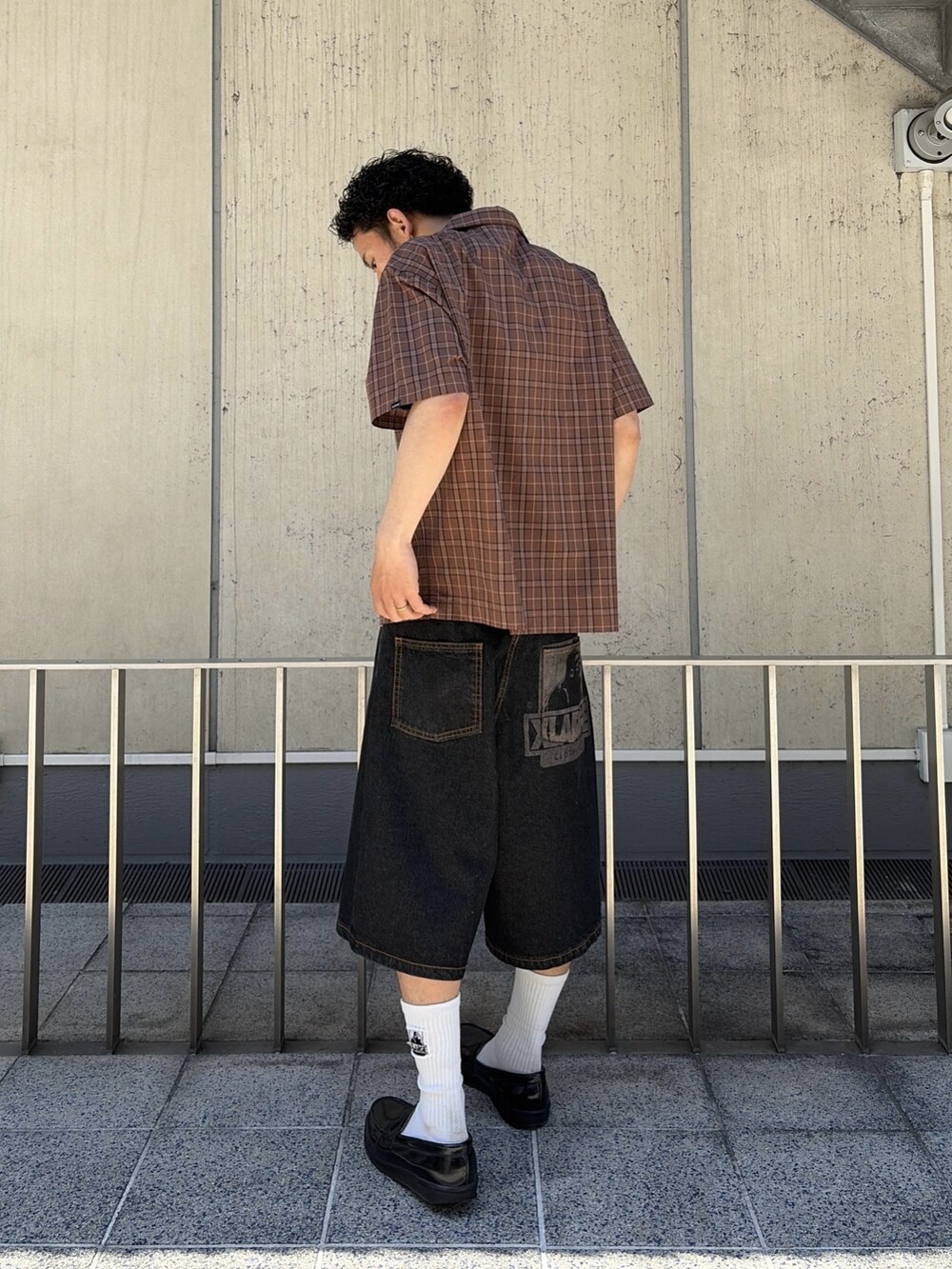 ブラウン系のシャツ/ブラウス、グリーン系のデニムパンツを着用したメンズの春コーディネートの4枚目の写真
