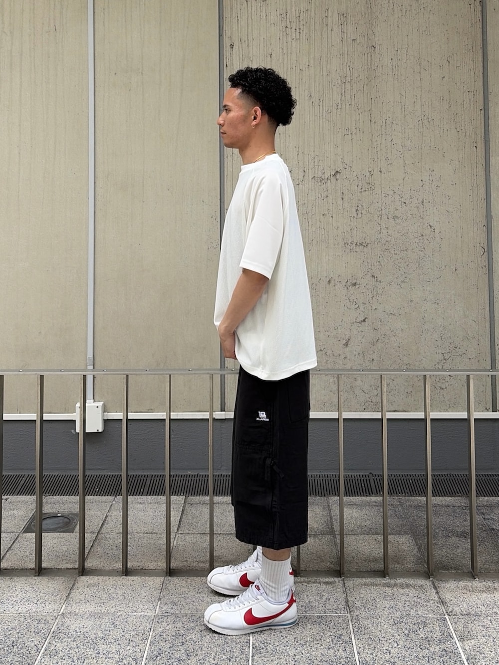 ホワイト系のTシャツ/カットソー、ブラック系のその他パンツを着用したメンズの春コーディネートの2枚目の写真
