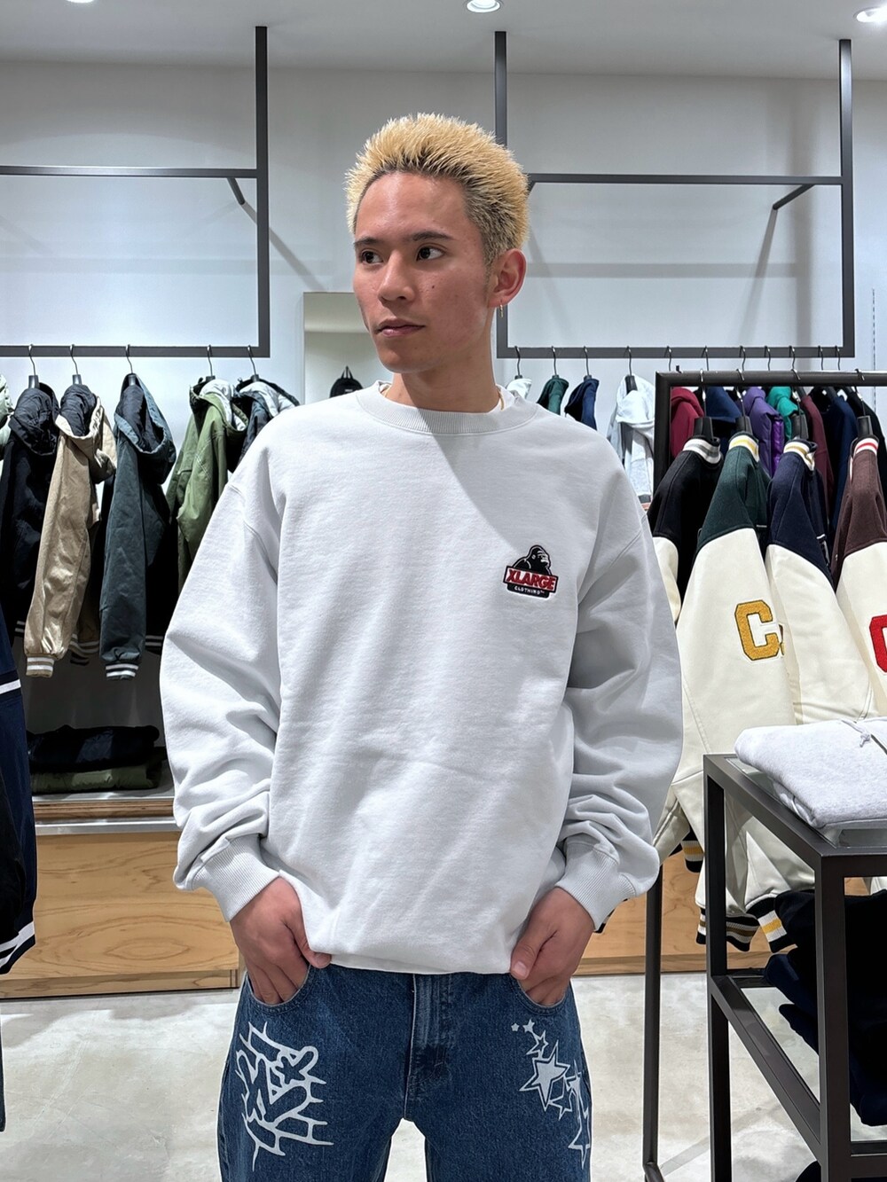 グレー系のスウェット、ブルー系のデニムパンツ、ブルー系のニットキャップ/ビーニーを着用したメンズの冬コーディネートの7枚目の写真