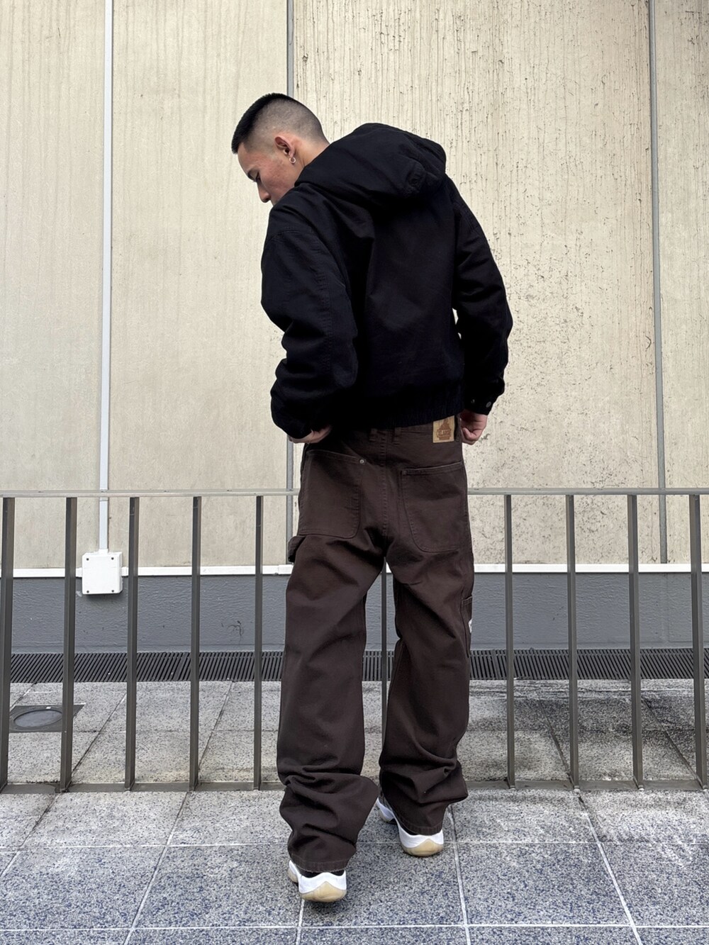 ブラック系のその他アウター、ブラウン系のその他パンツを着用したメンズの冬コーディネートの4枚目の写真