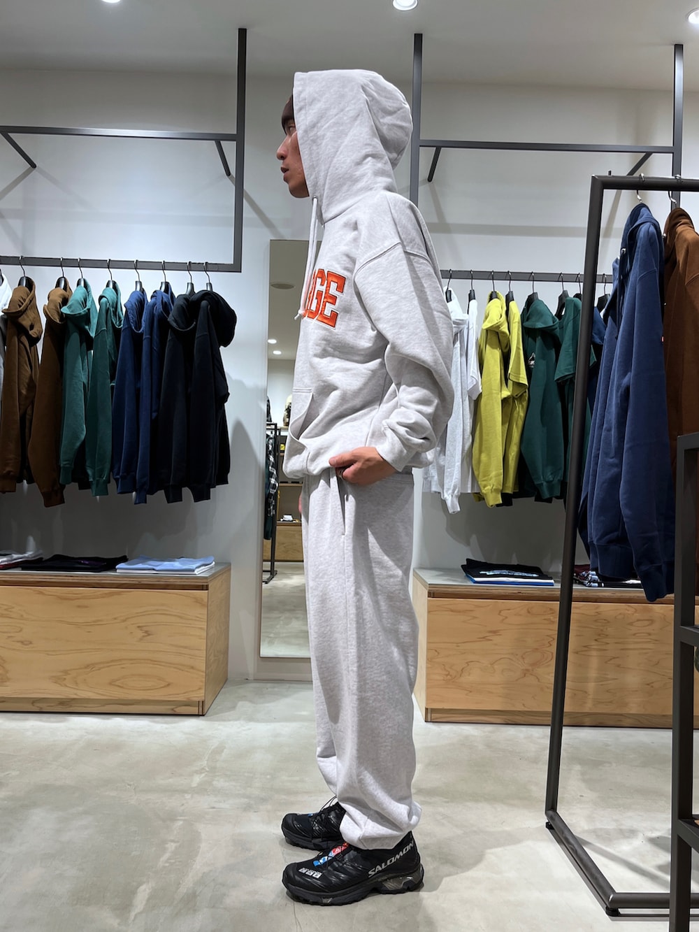 グレー系のスウェットパンツ、グレー系のスウェット、ブラウン系のニットキャップ/ビーニーを着用したメンズの秋コーディネートの2枚目の写真