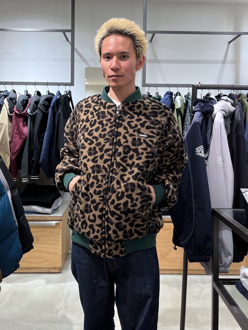 グリーン系のその他アウター、ブルー系のデニムパンツを着用したメンズの冬コーディネートの8枚目の写真