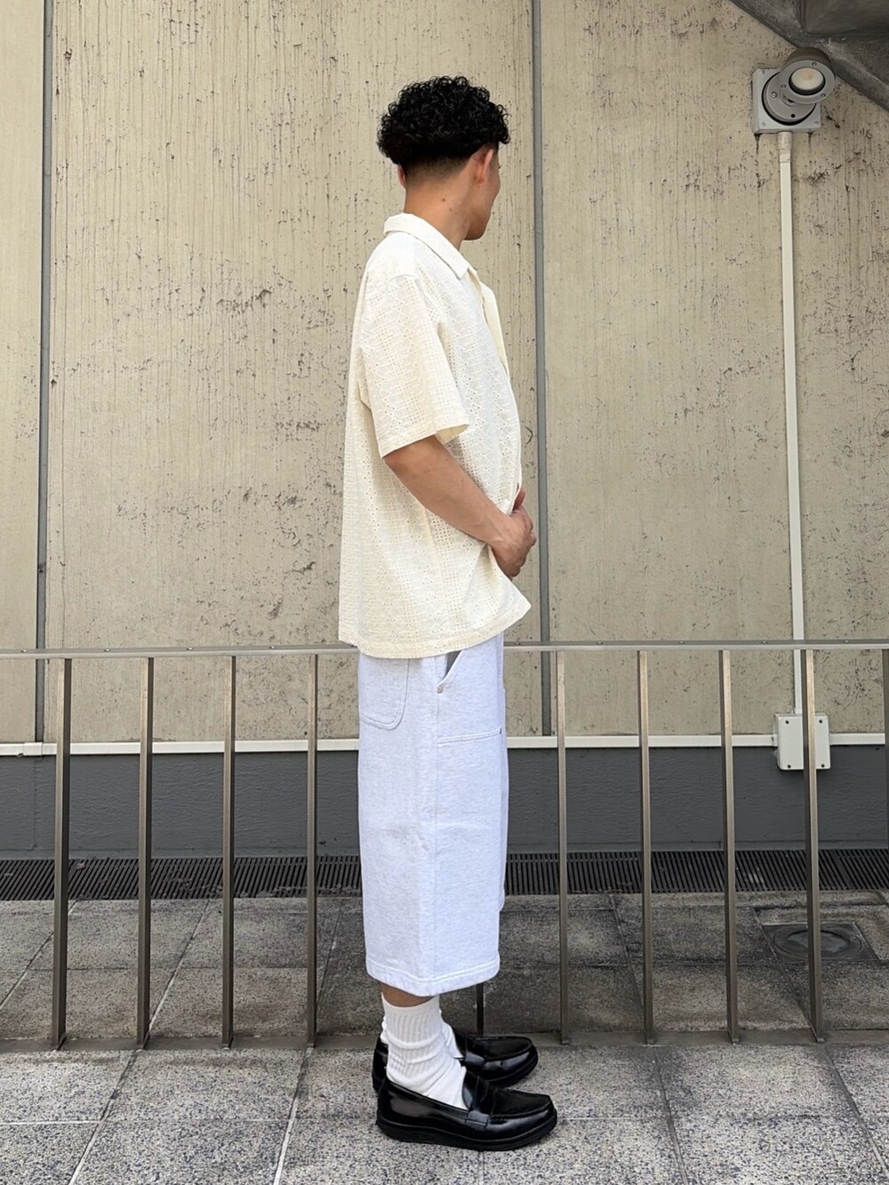 ホワイト系のシャツ/ブラウス、グレー系のスウェットパンツを着用したメンズの夏コーディネートの3枚目の写真